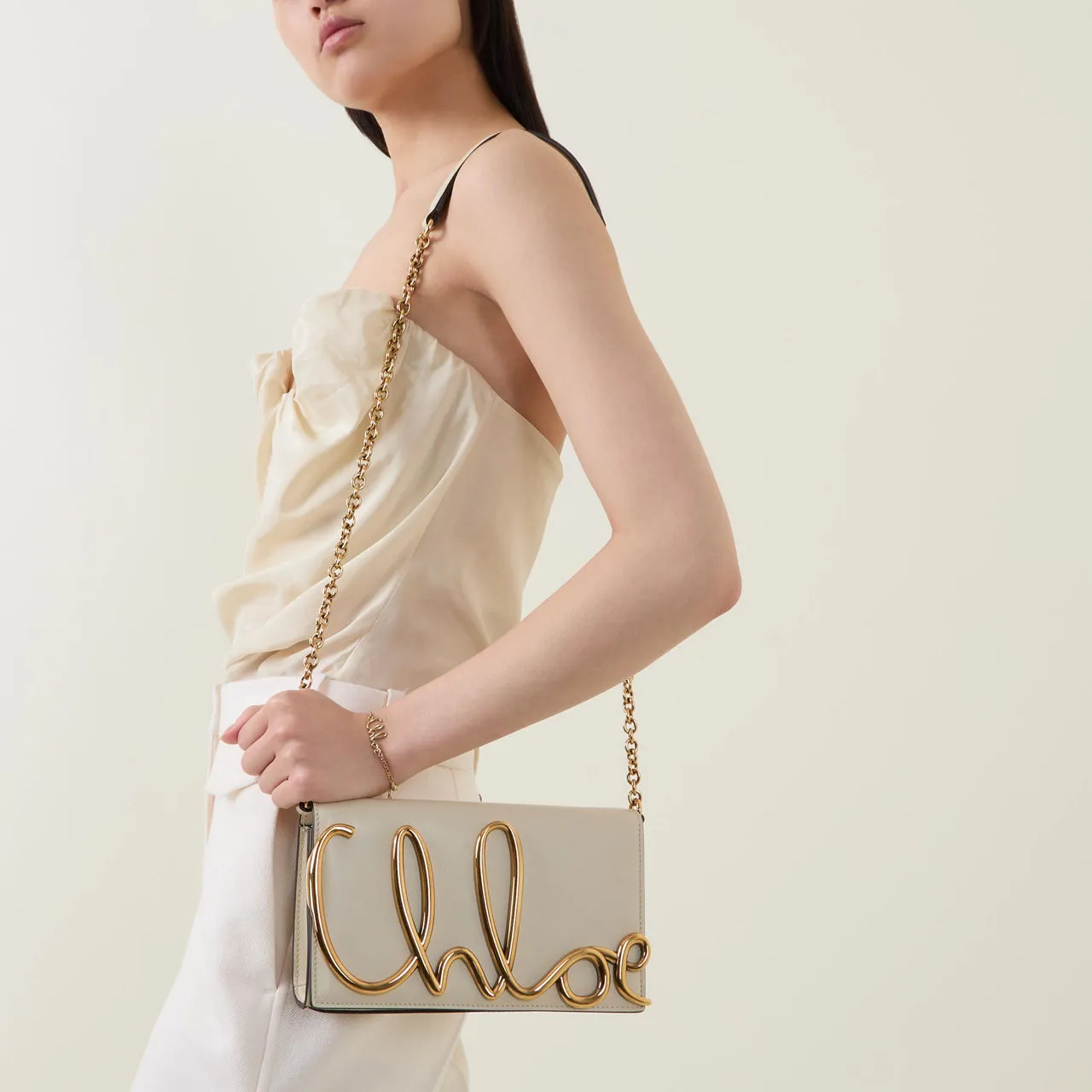 CHLOÉ The Sustainable Edit Logo Chain Crossbody Bag - Sweet Beige